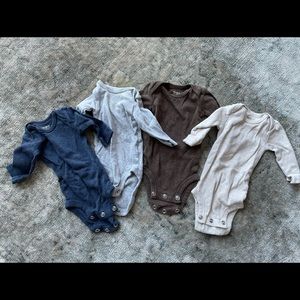 4 Carter’s newborn long sleeve onesies. Excellent condition.